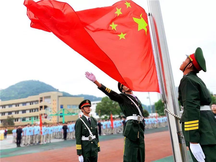 我和我们班的一个女生出去玩的时候她主动楼了我她是不是喜欢我 在线等大哥解答 我在北京?-分享你的兴趣爱好的社区